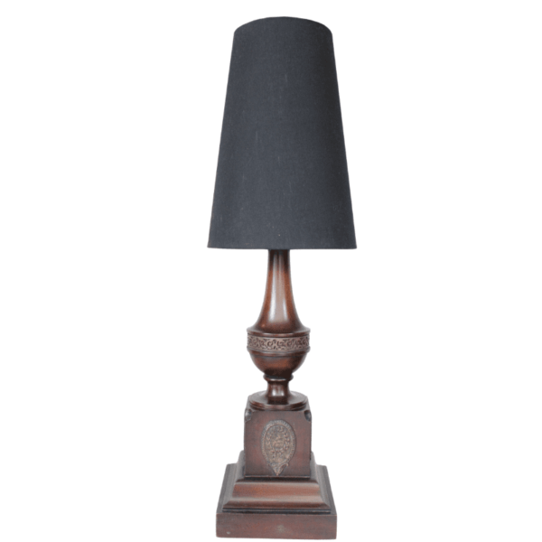 Lámpara de madera con bronce y pantalla de tela color negro