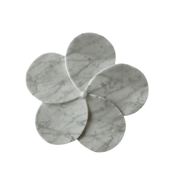 Plato decorativo en forma de flor de mármol