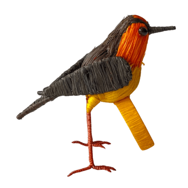Pajarito marrón oscuro con cabeza anaranjada y pate baja amarillo