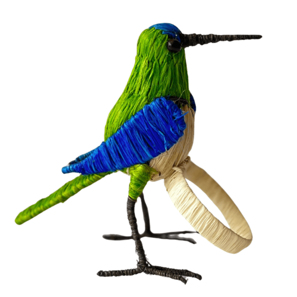 Pajarito verde con alas turquezas y pecho en color crema, aro crema
