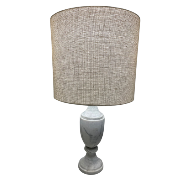 Lámpara con base de mármol con pantalla blanca de tela para mesa