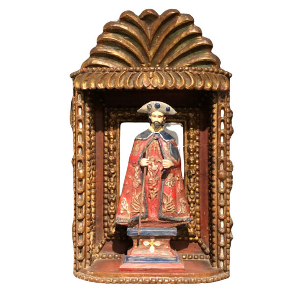 Escultura Iconográfica de San Isidro Labrador dentro de una pequeña capilla