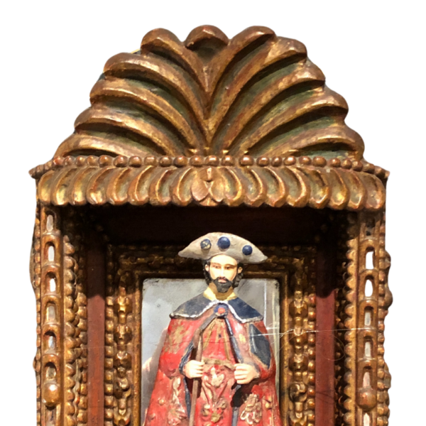 Escultura Iconográfica de San Isidro Labrador dentro de una pequeña capilla - Imagen 2