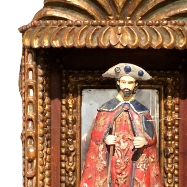 Escultura Iconográfica de San Isidro Labrador dentro de una pequeña capilla - Imagen 3