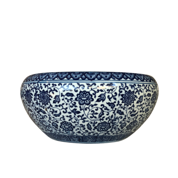 Maceta de porcelana decorada en azul y fondo blanco