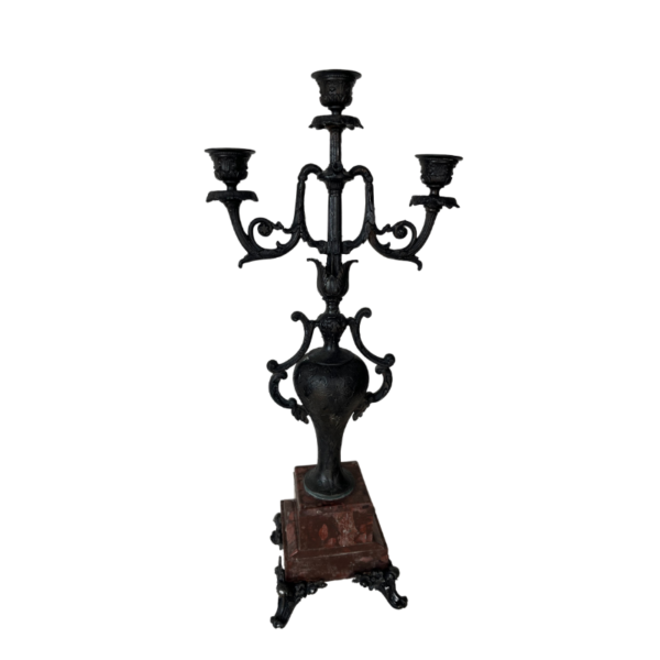 Candelabro de metal decorativo de tres velas