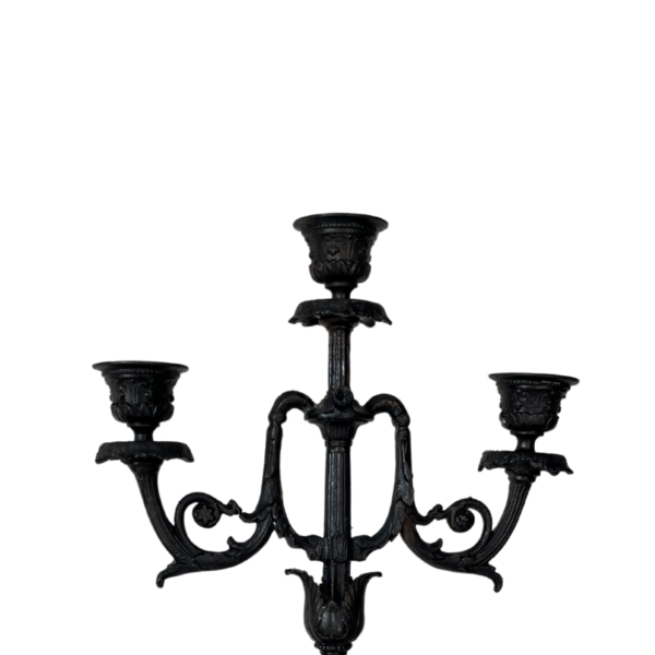 Candelabro de metal decorativo de tres velas - Imagen 2