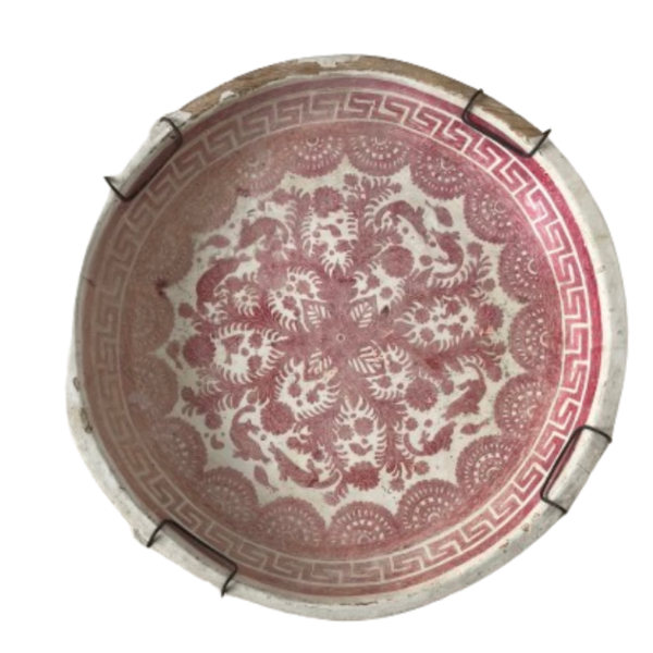 Plato de madera en decoración roja