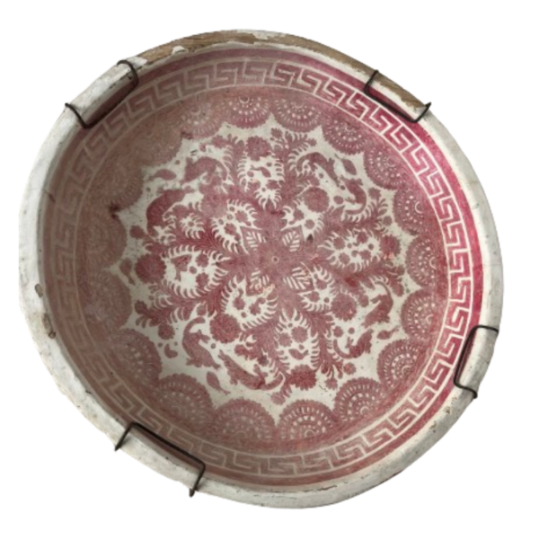 Plato de madera en decoración roja - Imagen 3