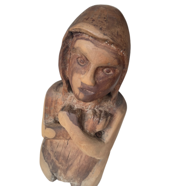 Escultura Tallada en Madera de una mujer Brazos Cruzados - Imagen 3