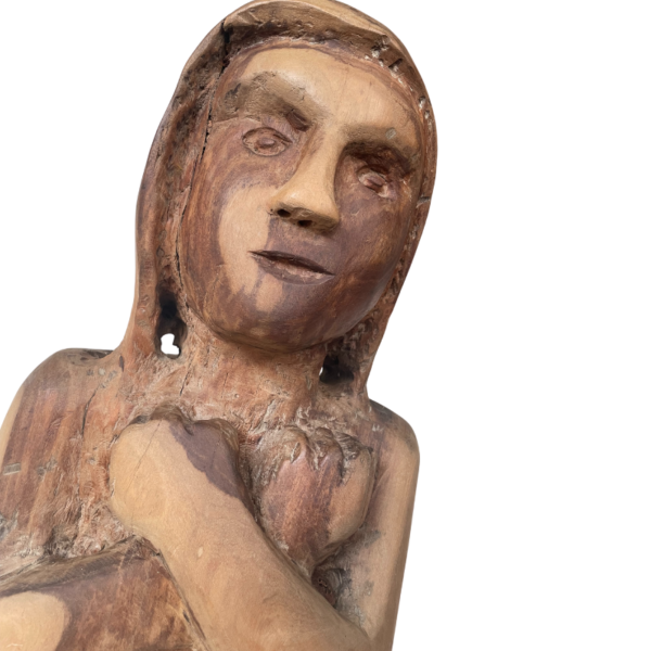 Escultura Tallada en Madera de una mujer Brazos Cruzados - Imagen 2