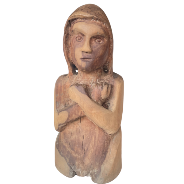 Escultura Tallada en Madera de una mujer Brazos Cruzados
