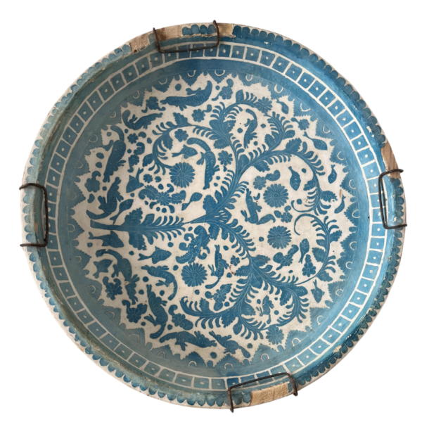 Plato de madera en decoración azul