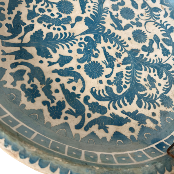 Plato de madera en decoración azul - Imagen 2