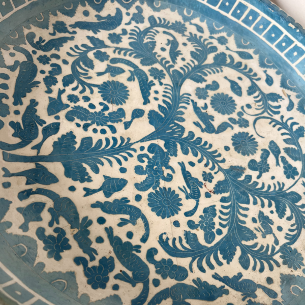 Plato de madera en decoración azul - Imagen 3