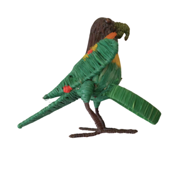 Pajarito verde militar con detalles rojos en las las y detalles naranja en el cuello